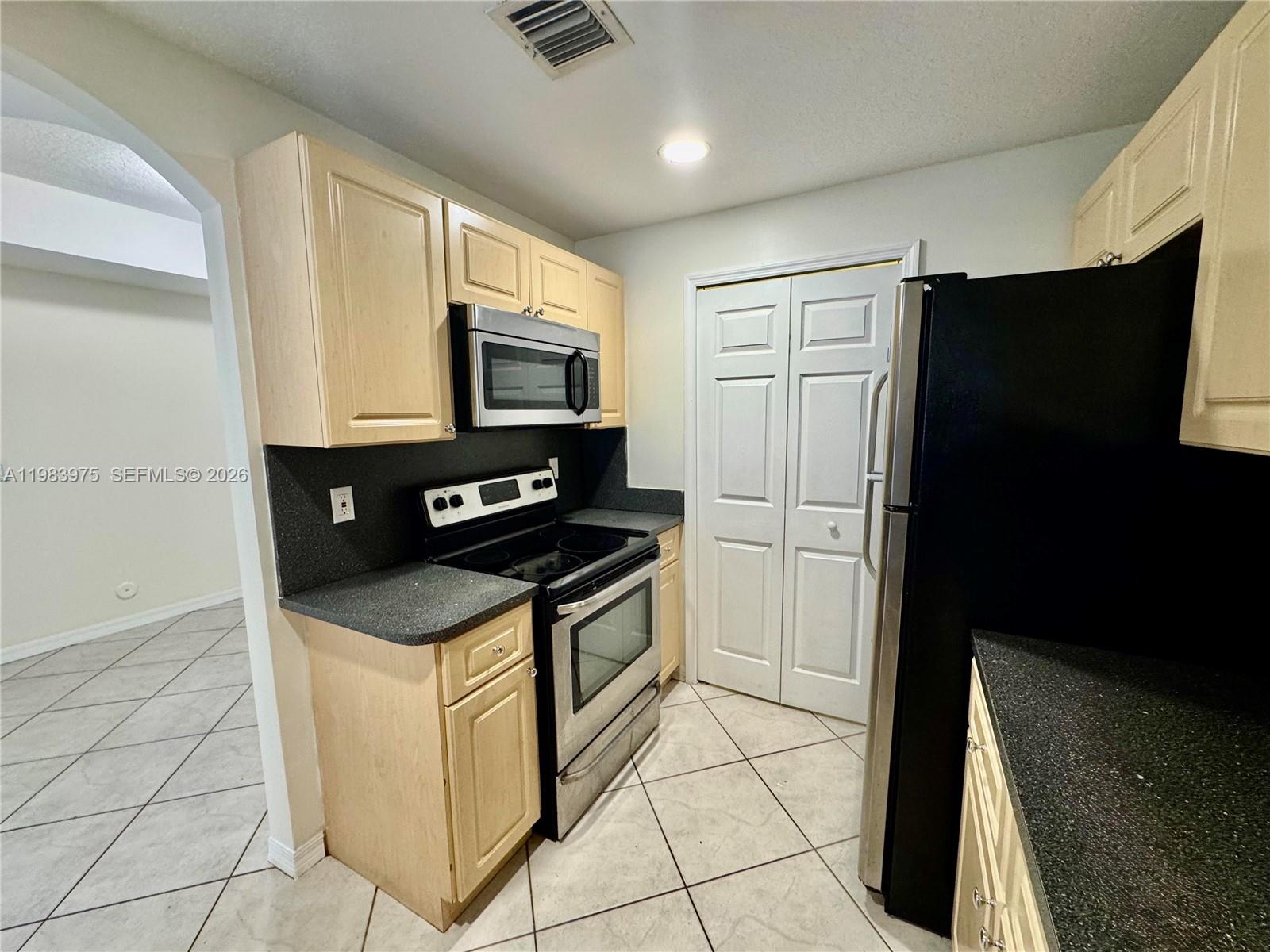 THE COURTS AT DORAL ISLES - Residential Lease