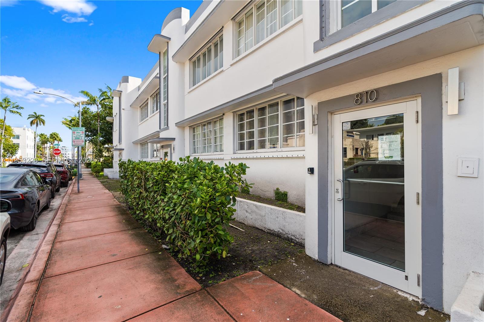 FIRST DECO CONDO - Residential