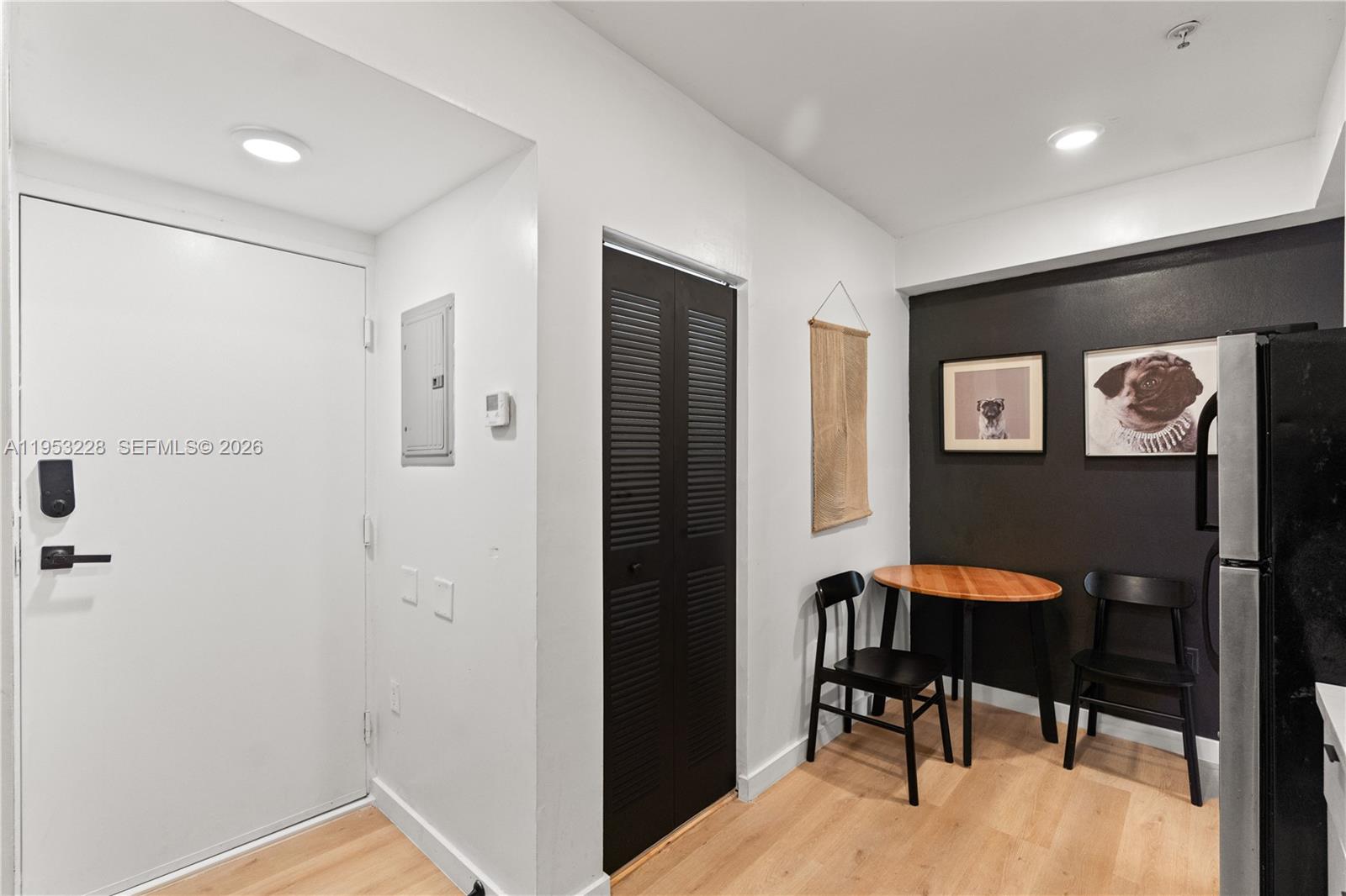 FIRST DECO CONDO - Residential