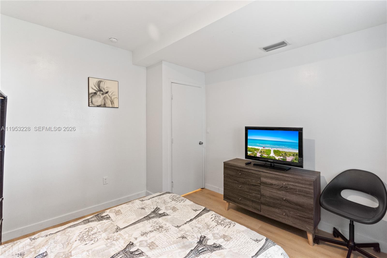 FIRST DECO CONDO - Residential