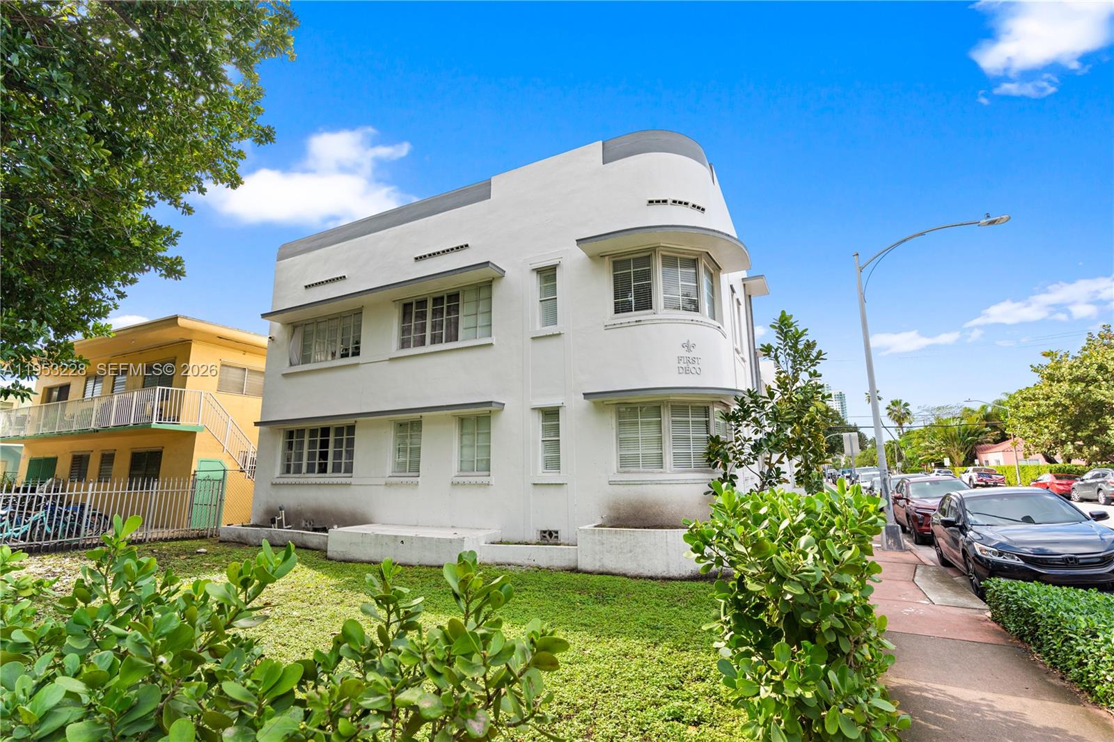 FIRST DECO CONDO - Residential