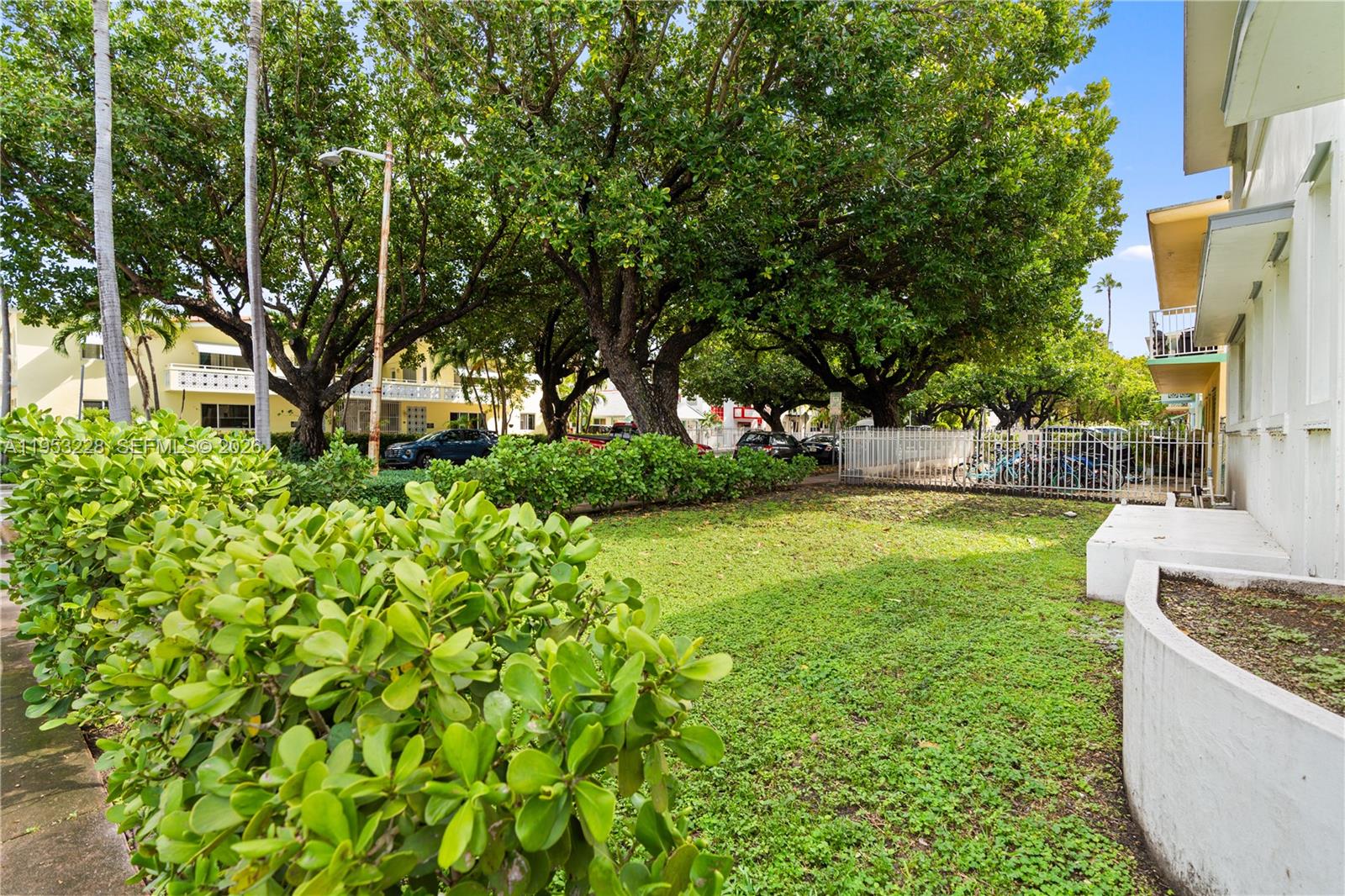 FIRST DECO CONDO - Residential