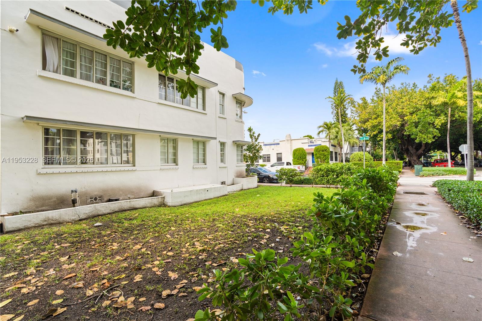 FIRST DECO CONDO - Residential