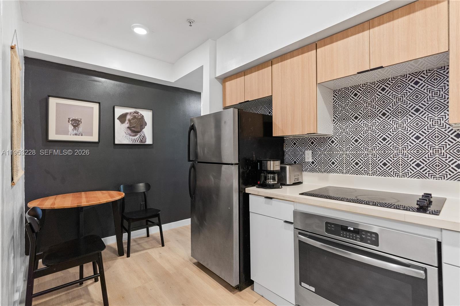 FIRST DECO CONDO - Residential