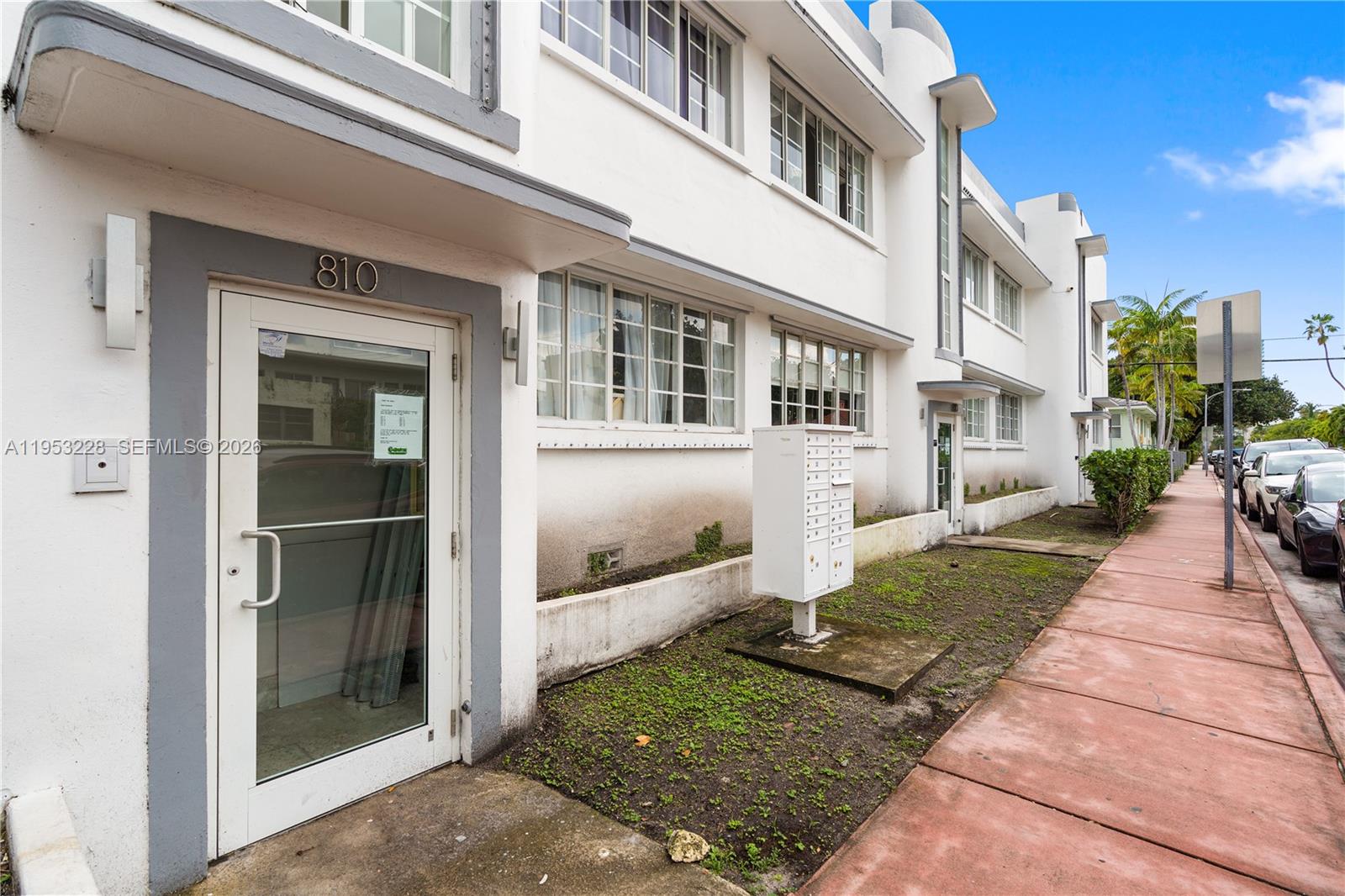 FIRST DECO CONDO - Residential