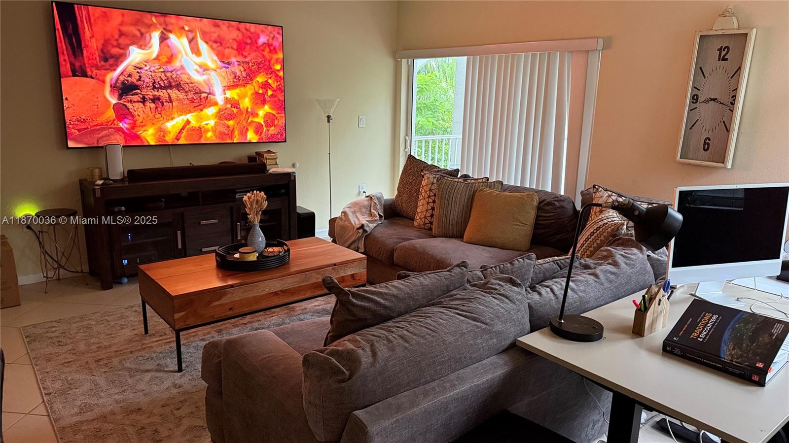 Don't miss this this very well maintained 2 floors corner beautiful townhouse. 3 bedrooms and 2 1/2 bathrooms. At exclusive gated Saint Marteen at Grand Bay Condo community.
If interested please present proof of income and recommendation letters.
Easy to show please give 24 hours notice.