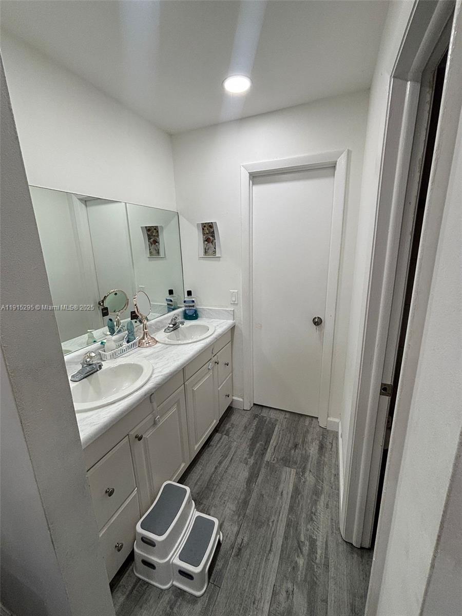 BANYAN TREE SIX CONDO - Residential Lease