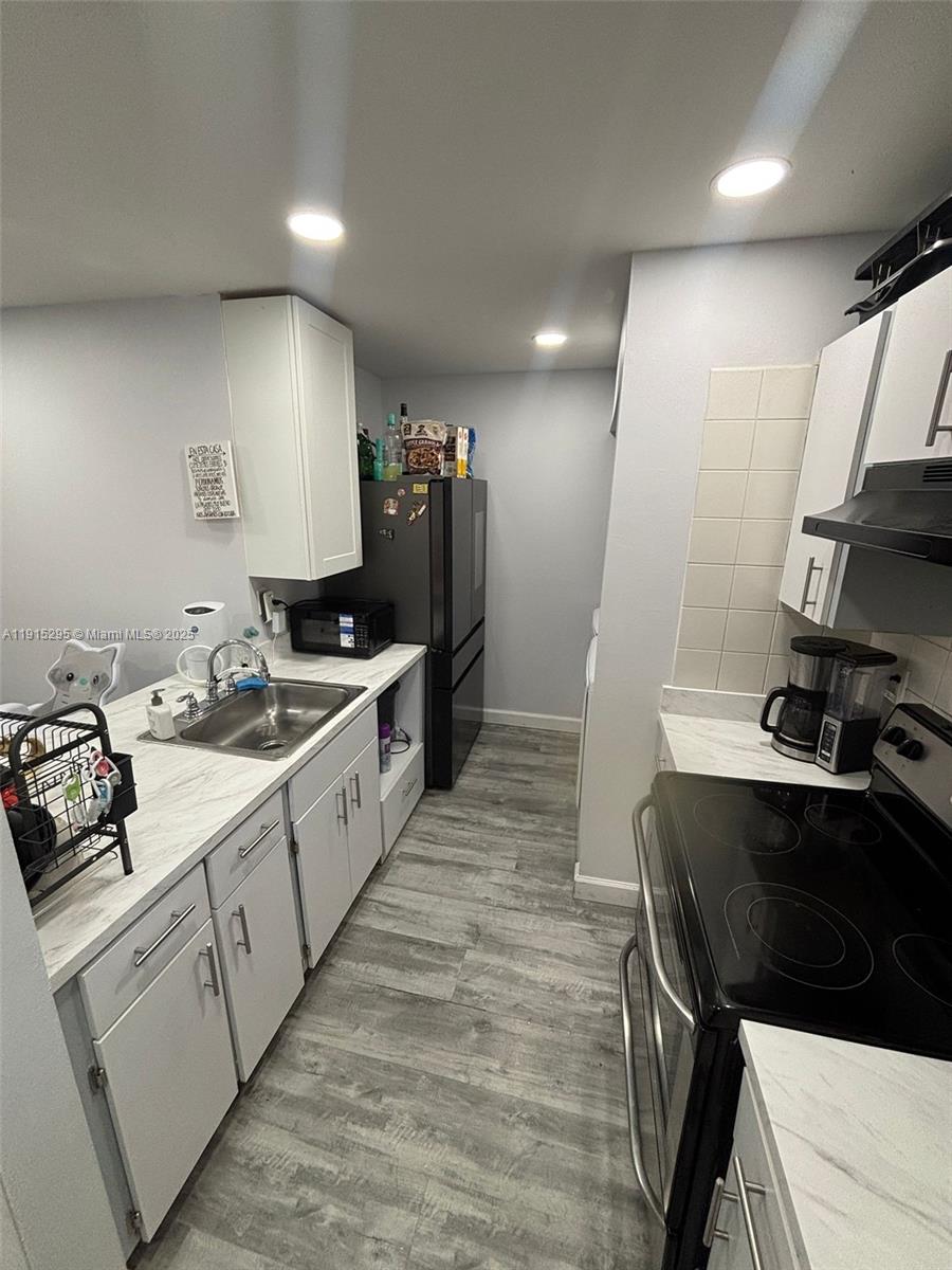 BANYAN TREE SIX CONDO - Residential Lease