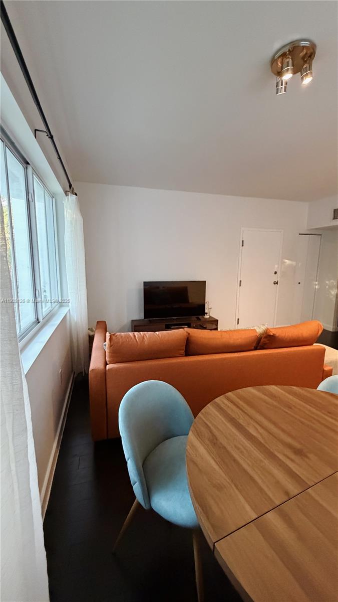 551/557 MICHIGAN CONDO - Residential Lease