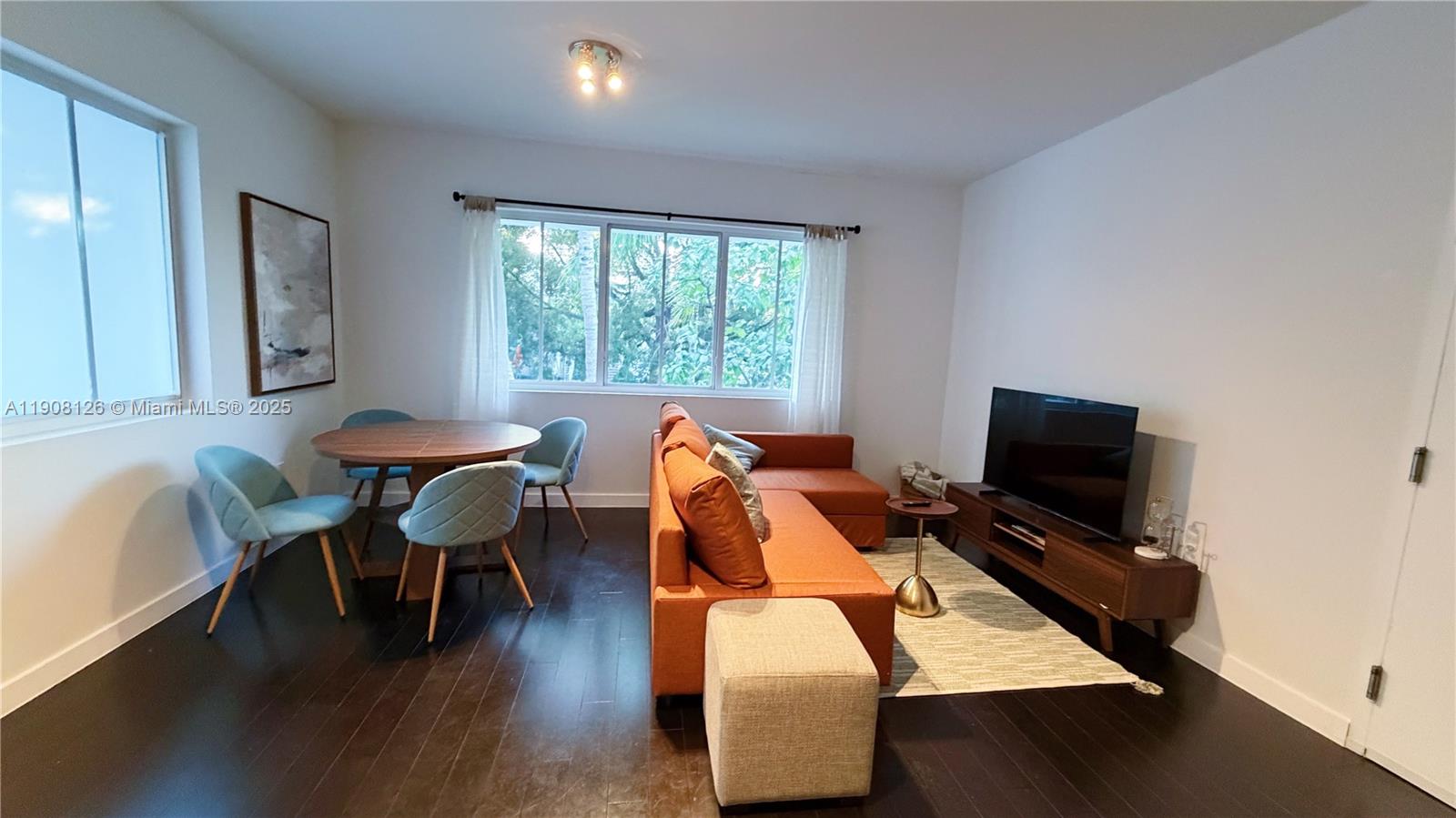 551/557 MICHIGAN CONDO - Residential Lease