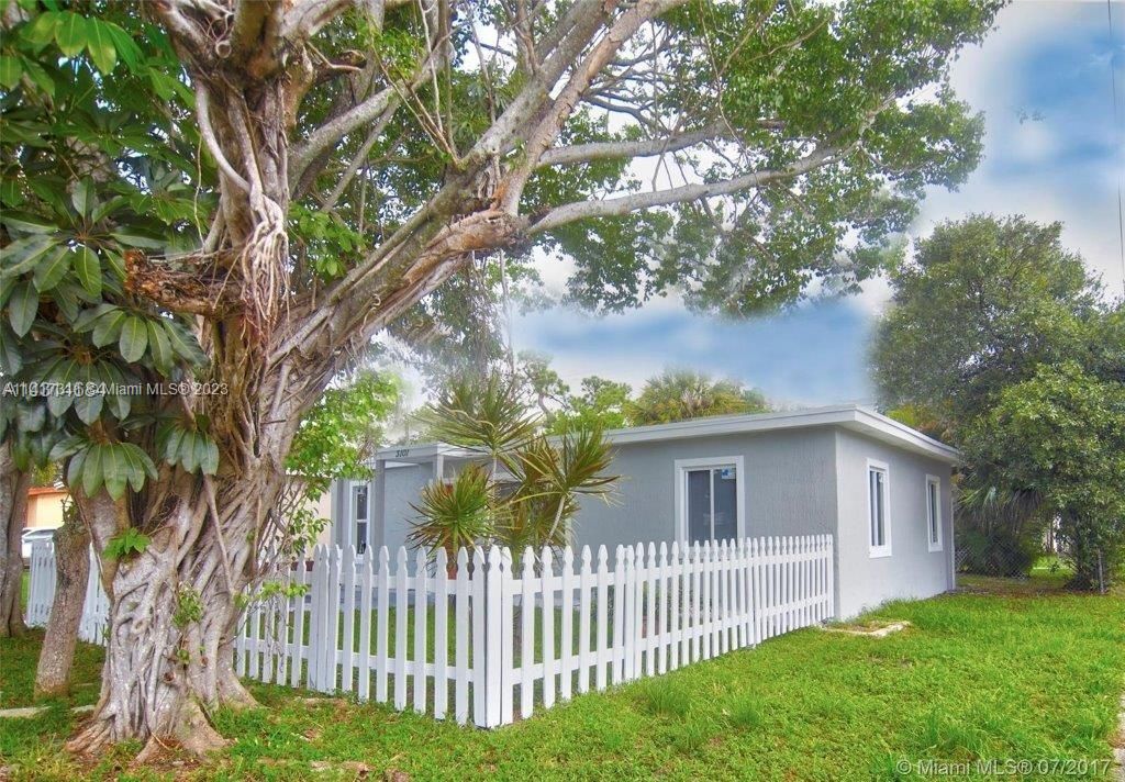 Photo of 3101 SW 14th St, Fort Lauderdale, FL 33312 (MLS # A11417311)