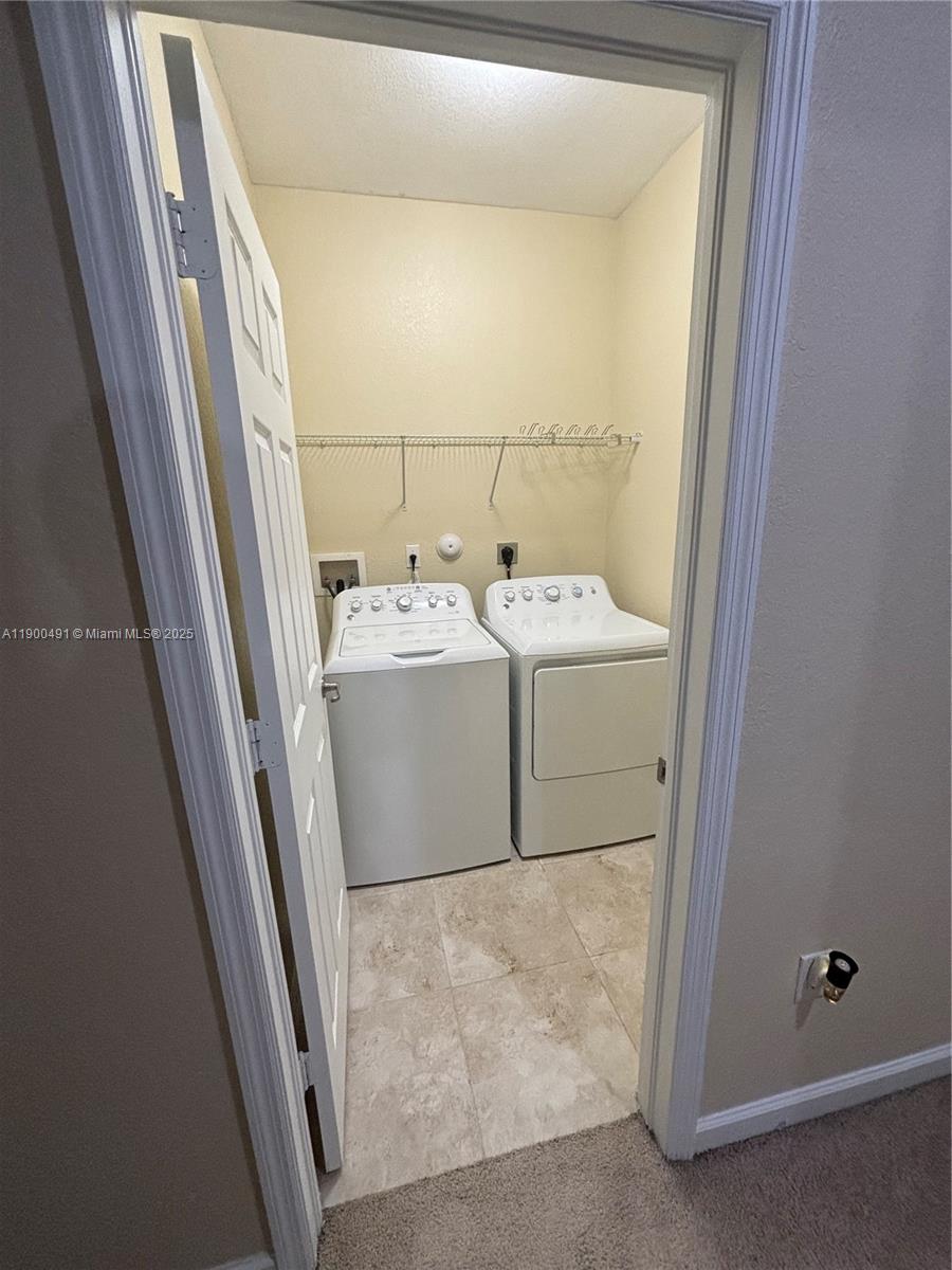 KENDALL COMMONS TOWNHOMES - Residential Lease