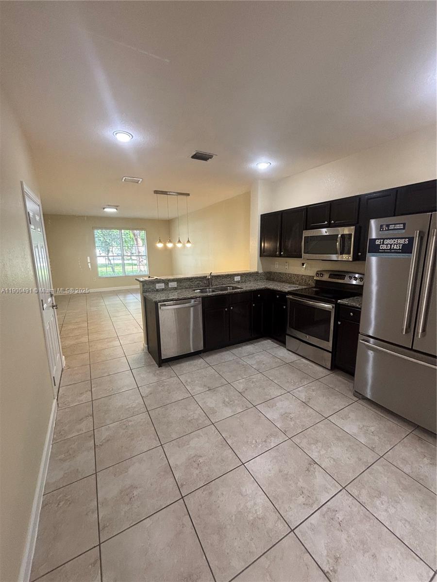 KENDALL COMMONS TOWNHOMES - Residential Lease