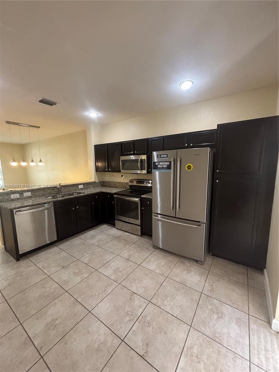 KENDALL COMMONS TOWNHOMES - Residential Lease