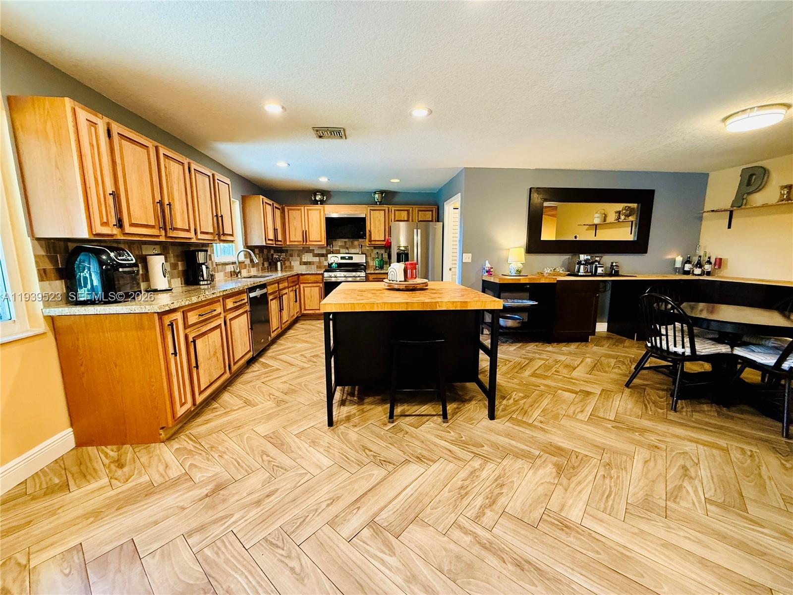 ROLLING HILLS LAKE ESTATE - Residential