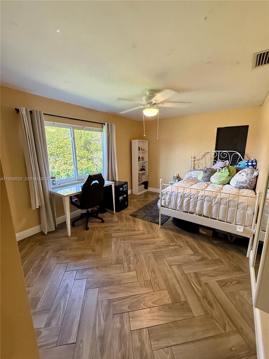 ROLLING HILLS LAKE ESTATE - Residential