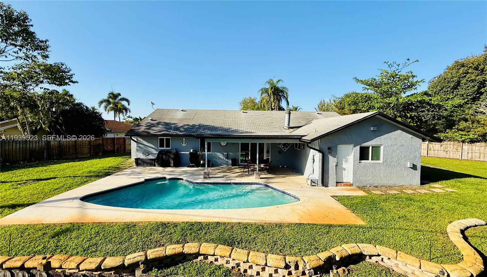 ROLLING HILLS LAKE ESTATE - Residential