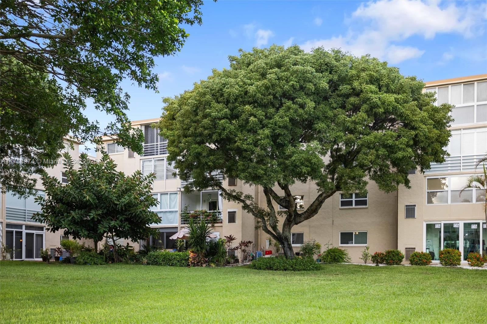 Welcome to the 55+ active, lifestyle and friendly community of Village Royale. Don't miss out on the opportunity to live in this LOVELY , CONFORTABLE AND SPACIOUS apartment 2/2.One deeded parking spot. Live and enjoy their amenities 2 pools, a jacuzzi, fitness center, theater, driving range, tennis/pickle ball courts, Bocci board, clubhouse, Bingo nights, movie nights and more! You can also enjoy free movies on Wednesdays and free transportation to some places.
Don't miss the opportunity to live in such a comfortable and beautiful place. Included in the monthly fees are basic cable, water, trash removal, and exterior insurance, making living here hassle-free. This remarkable gem is waiting for you!