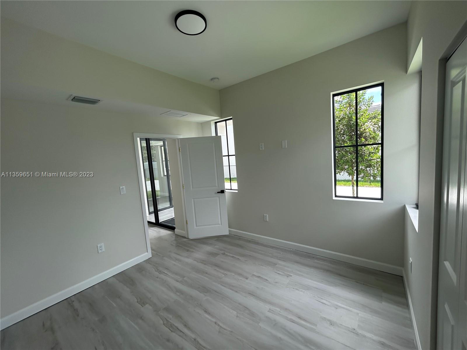 Photo 18 of 33 of 18036 SW 103 Avenue house