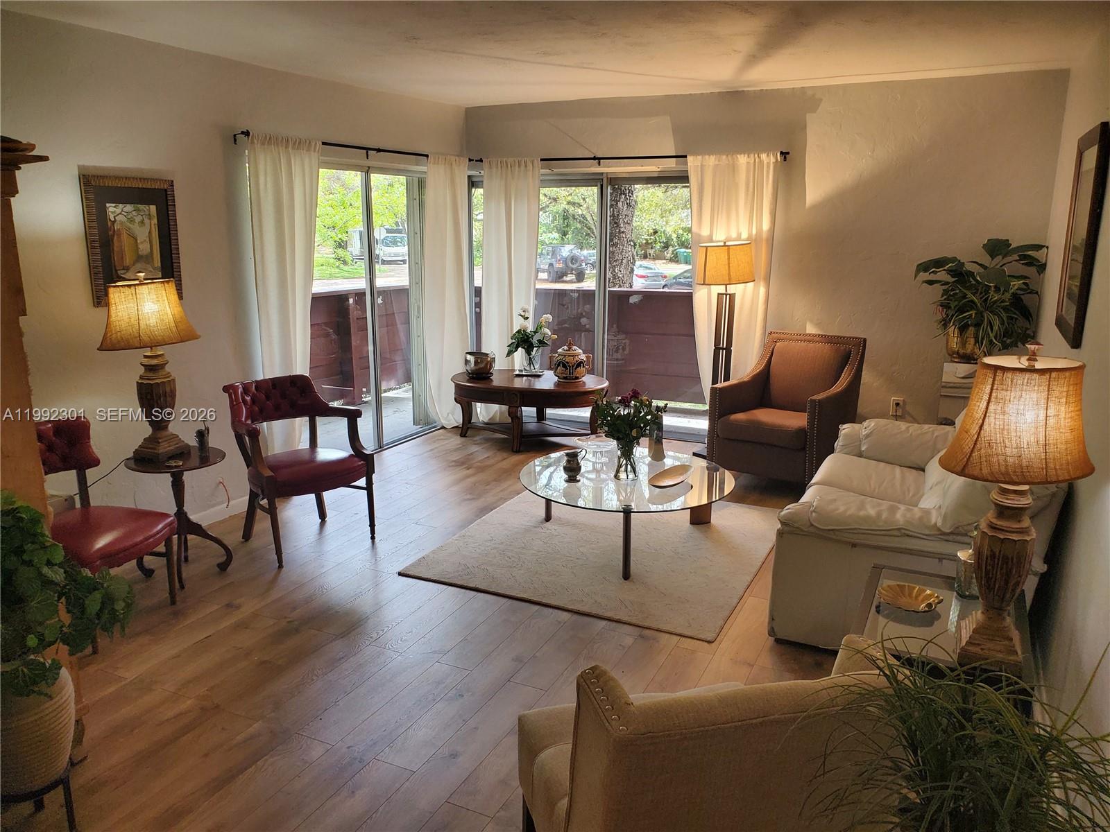 1205 Mariposa Ave 206