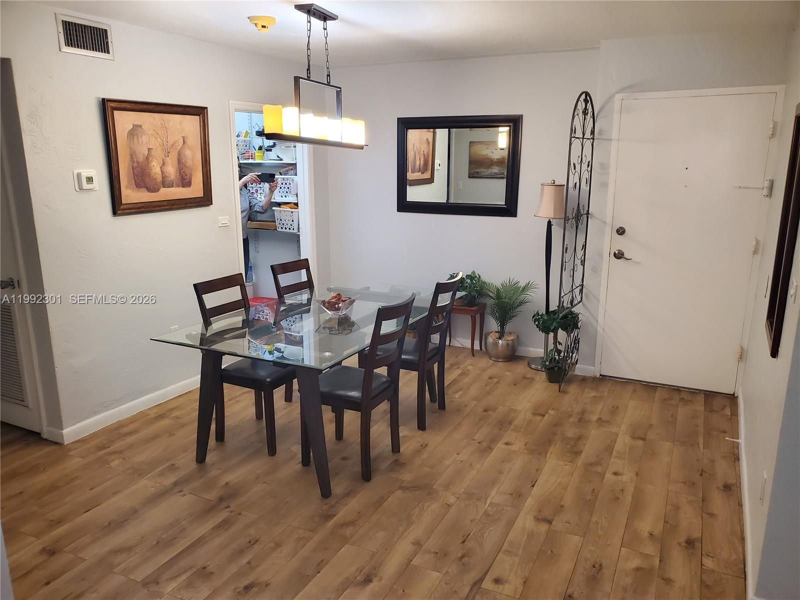 1205 Mariposa Ave 206