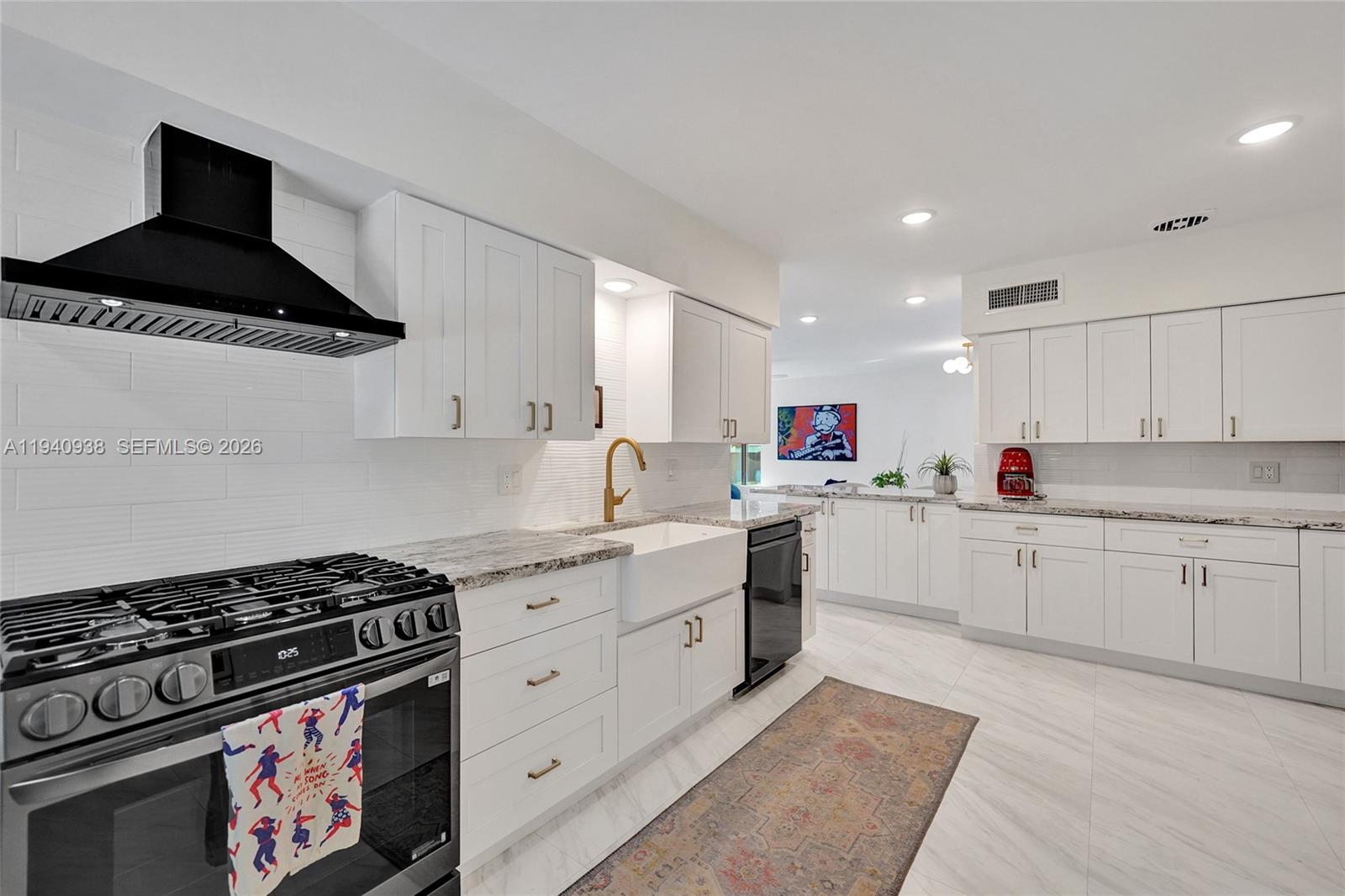 HOLLYWOOD LAKES SECTION - Residential