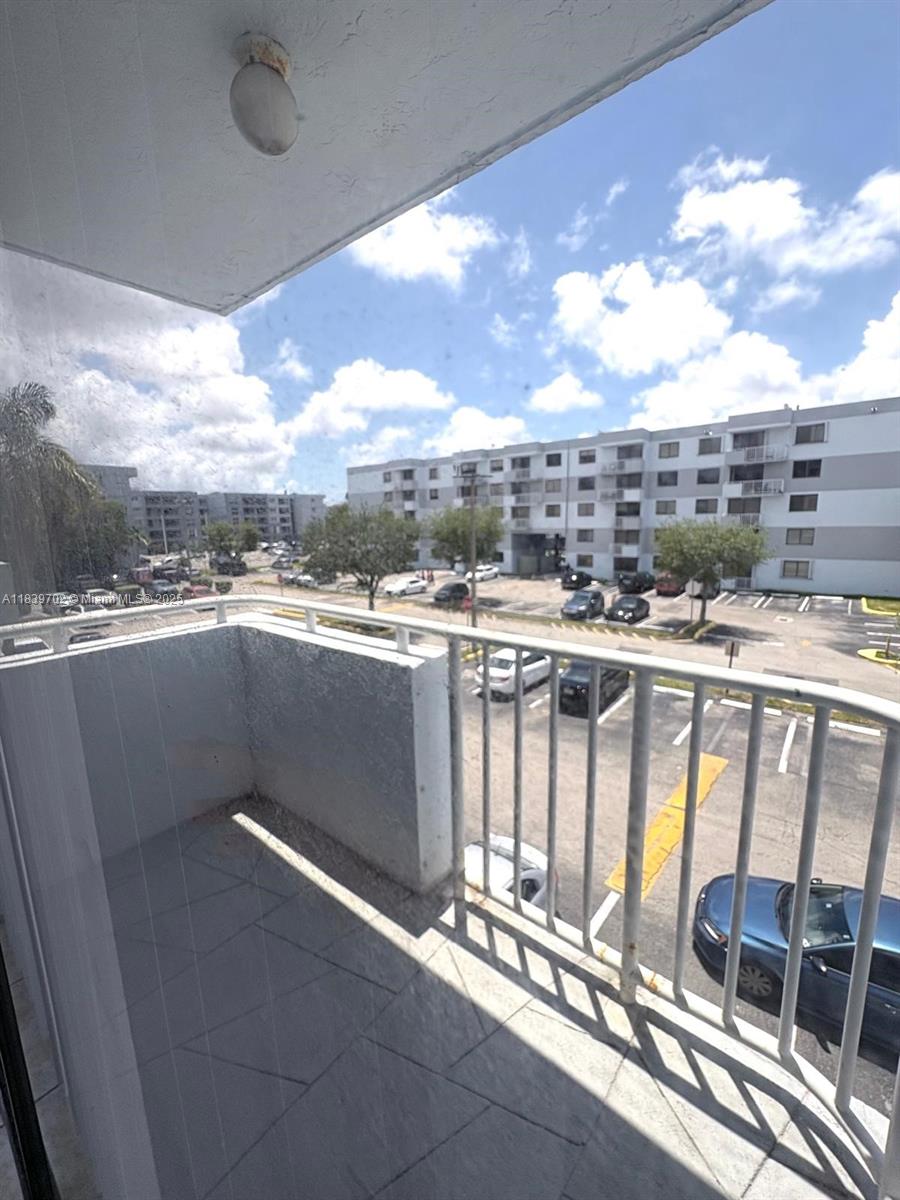 Excellent Location, spacious 2 bedrooms and 2 bathrooms unit with a washer and dryer inside the unit, very well
maintained and quite building, family oriented, elevator and building pool. Guest parking and water included in the
HOA.