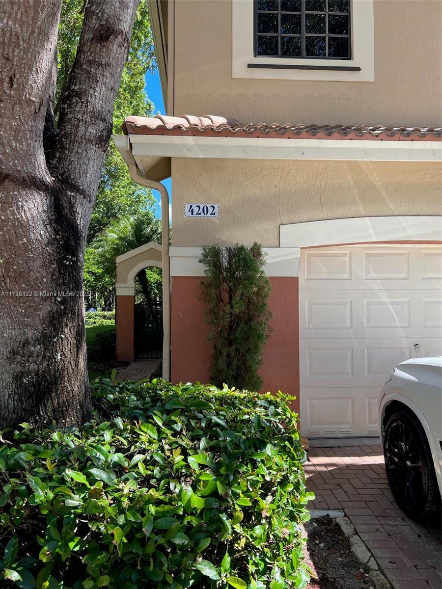 Rental Property at 4202 Vineyard Cir 1, Weston, Broward County, Florida - Bedrooms: 4 
Bathrooms: 3  - $3,750 MO.