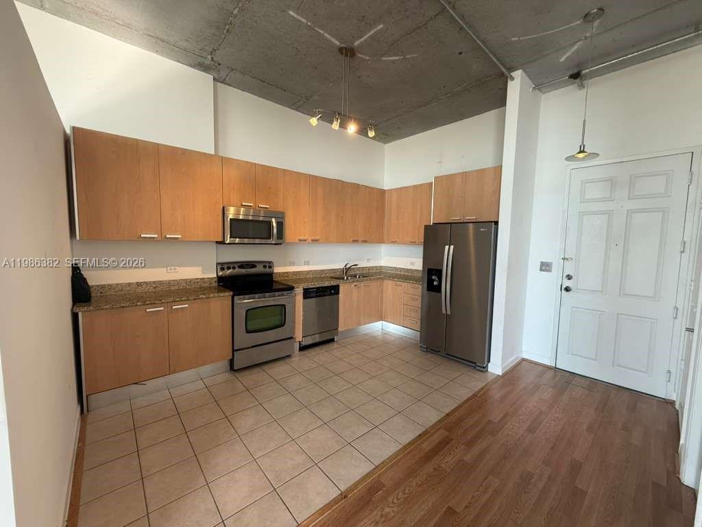 LOFTS AT HOLLYWOOD STATIO - Residential