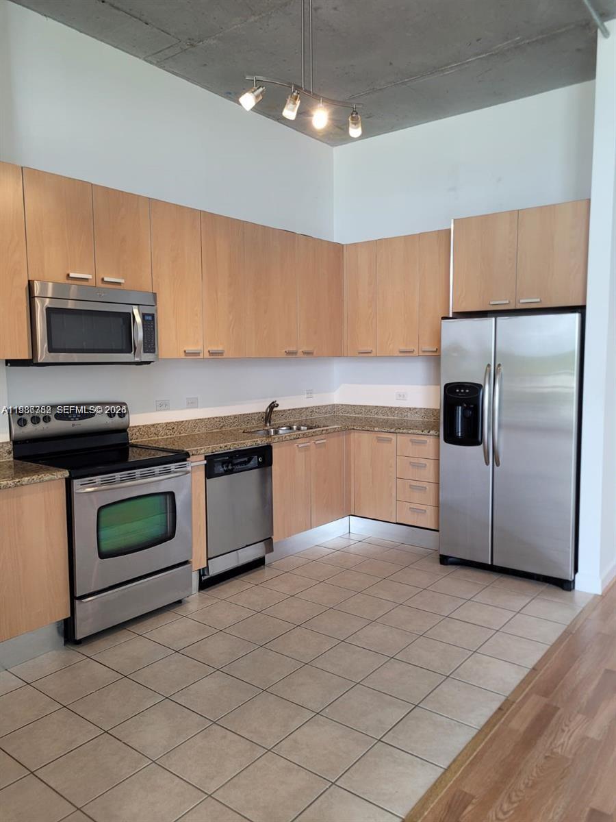 LOFTS AT HOLLYWOOD STATIO - Residential