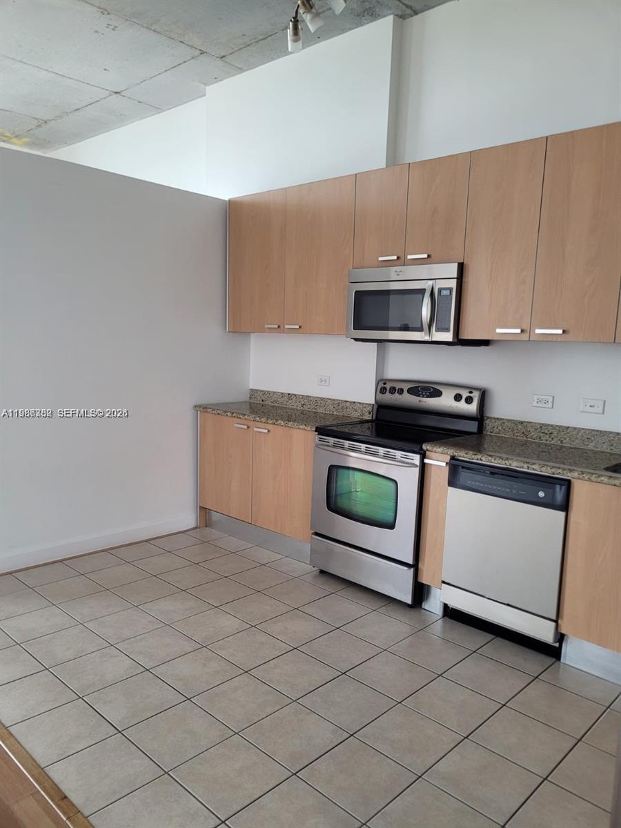 LOFTS AT HOLLYWOOD STATIO - Residential