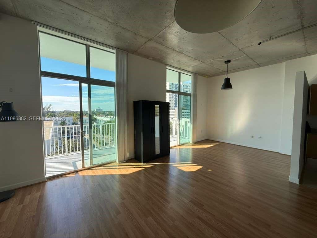 LOFTS AT HOLLYWOOD STATIO - Residential