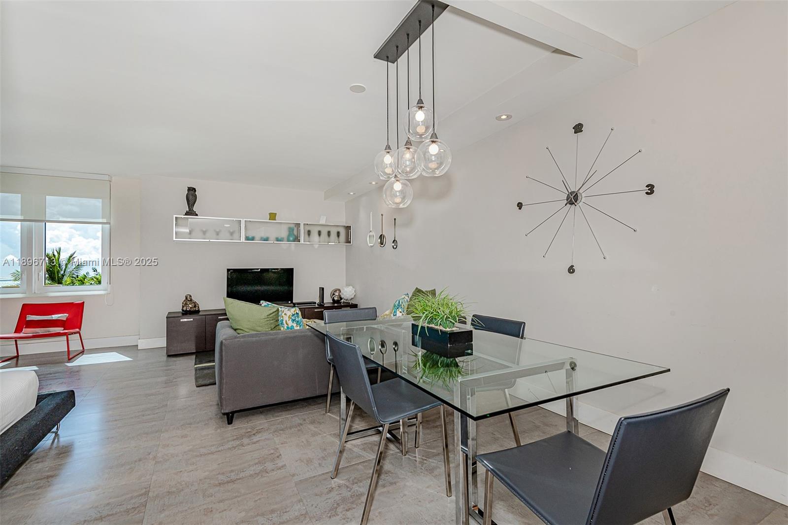 2301 Collins Ave 723