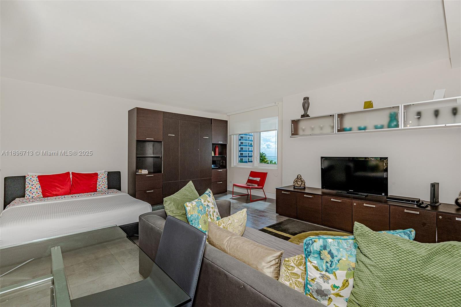 2301 Collins Ave 723