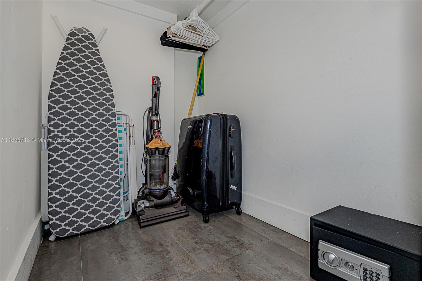 RONEY PALACE CONDO - Residential Lease