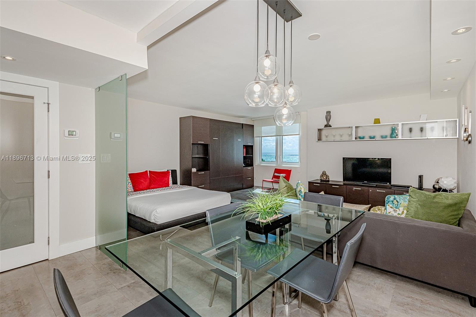 2301 Collins Ave 723