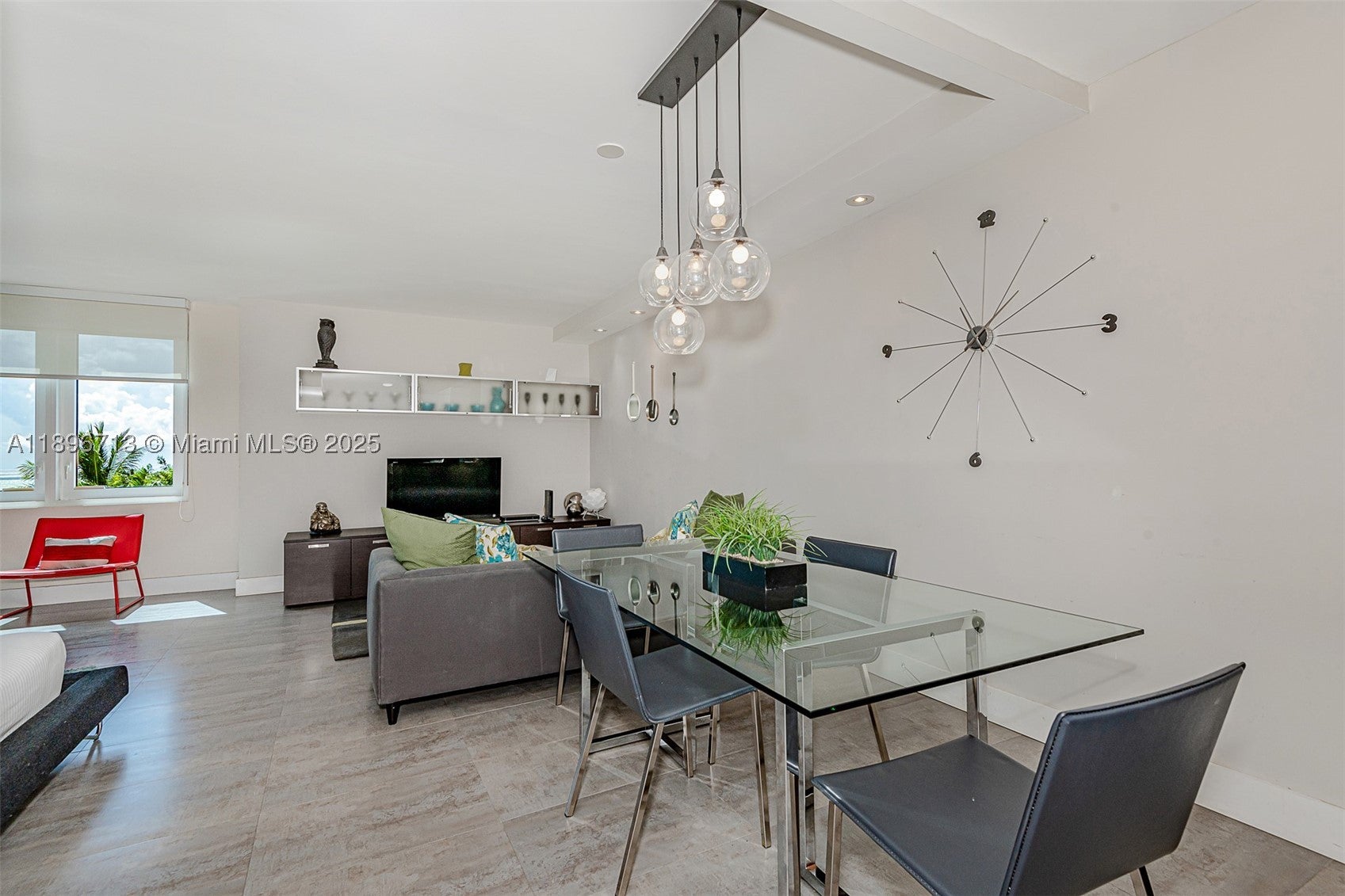 2301 Collins Ave 723
