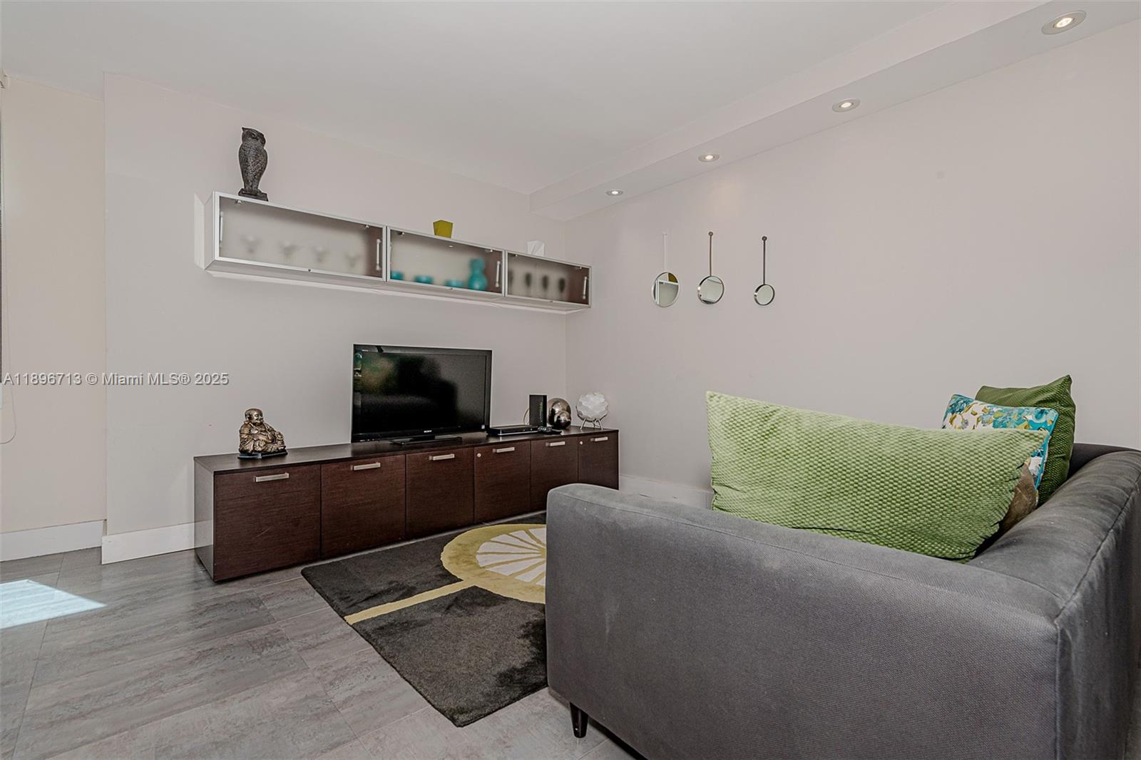 RONEY PALACE CONDO - Residential Lease