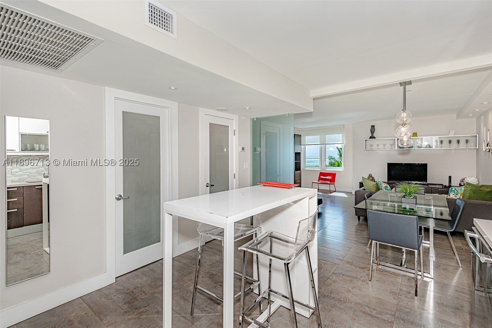 2301 Collins Ave 723