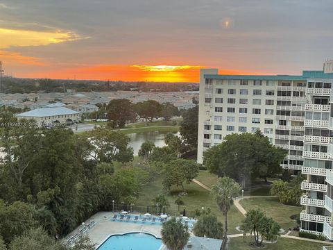 Photo of 4200 Hillcrest Dr #1015, Hollywood, FL 33021 (MLS # A11924313)