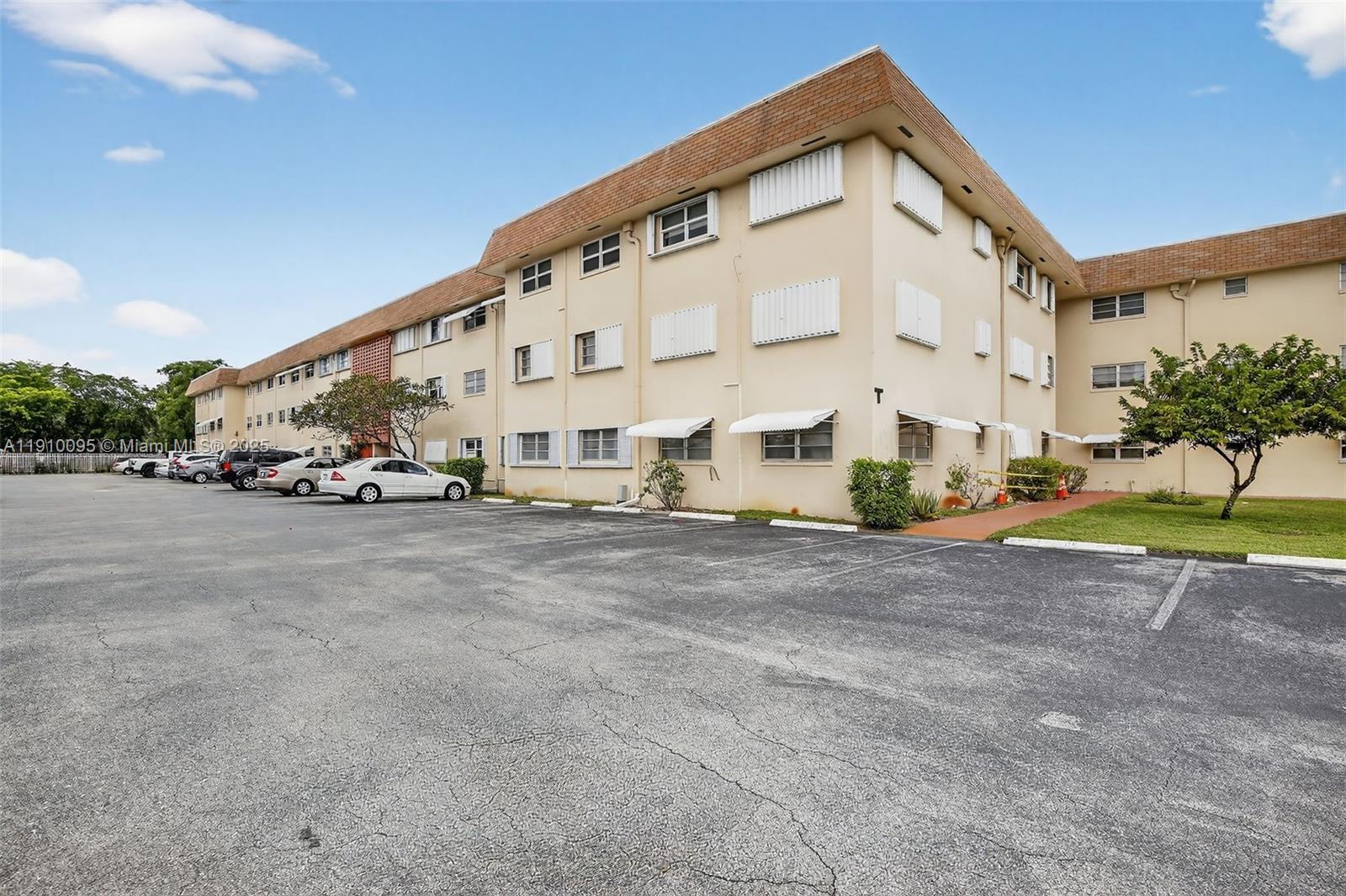 BEVERLY HILLS CONDO - Residential