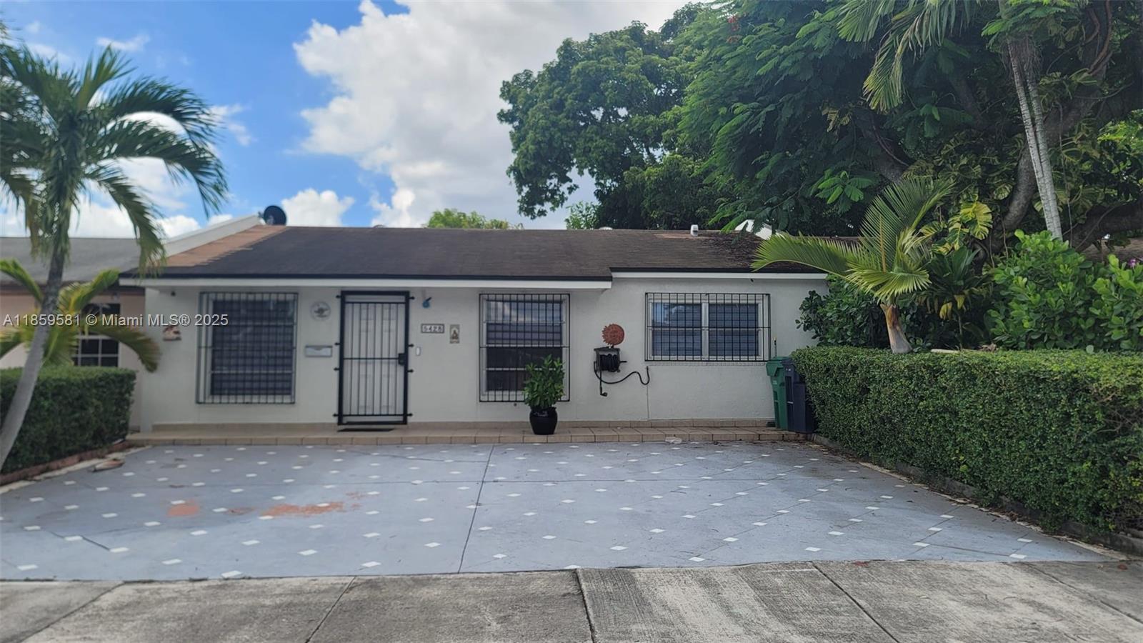Take advantage of this great opportunity to own a beautiful 3-bedroom home in the sought-after west area of Miami, Kendall. This fee simple property has no association, making it even more attractive. It qualifies for FHA and Conventional loans, and the seller is offering a $7,000 credit at closing for a new roof. Enjoy plenty of parking right in front and a spacious, private backyard patio—perfect for relaxing or entertaining.