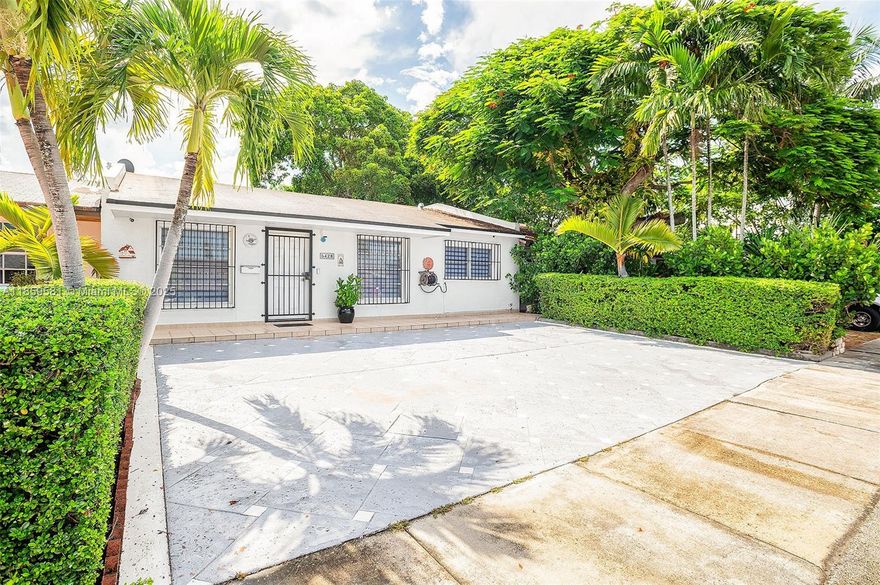 Take advantage of this great opportunity to own a beautiful 3-bedroom home in the sought-after west area of Miami, Kendall. This fee simple property has NO ASSOCIATION, making it even more attractive. It qualifies for FHA and Conventional loans. Enjoy plenty of parking right in front and a spacious, private backyard patio—perfect for relaxing or entertaining.