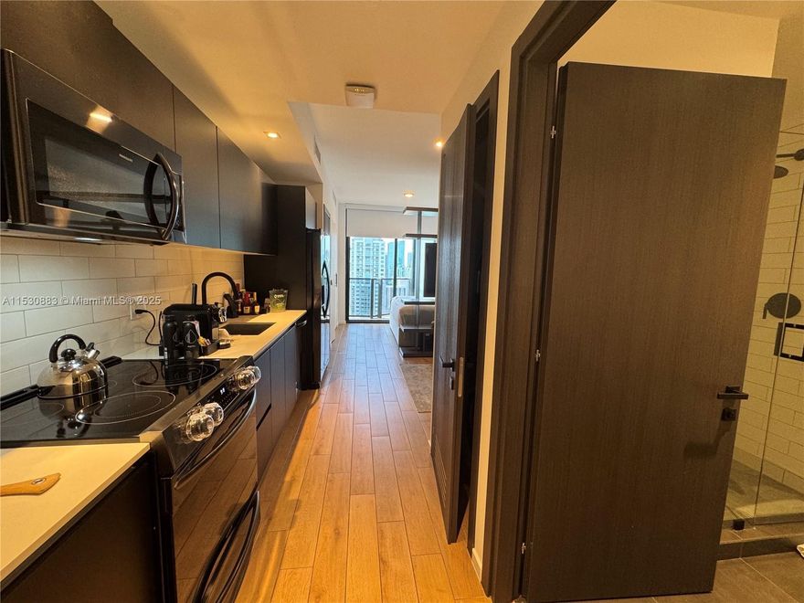 Fully furnished Studio Positioned in Miami's most magnetic locale, Downtown Miami. Enjoy
access to an abundance of well-appointed amenities and direct proximity to world class
entertainment, arts, and dining. Approved for short term rentals. On-site hospitality
management. Views of the Miami Skyline and unobstructed views of Biscayne Bay and the
Atlantic Ocean.