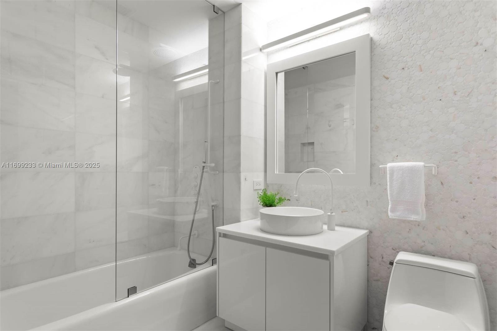 FOUR SEASONS RESIDENCES - Residential