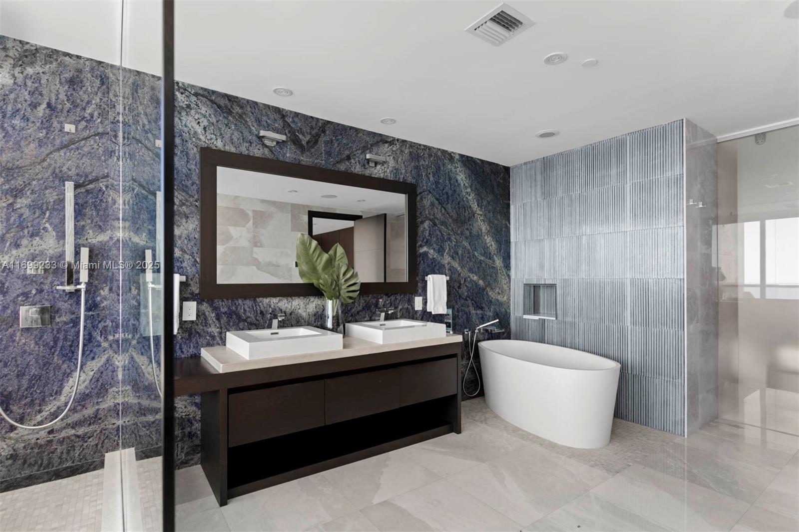 FOUR SEASONS RESIDENCES - Residential