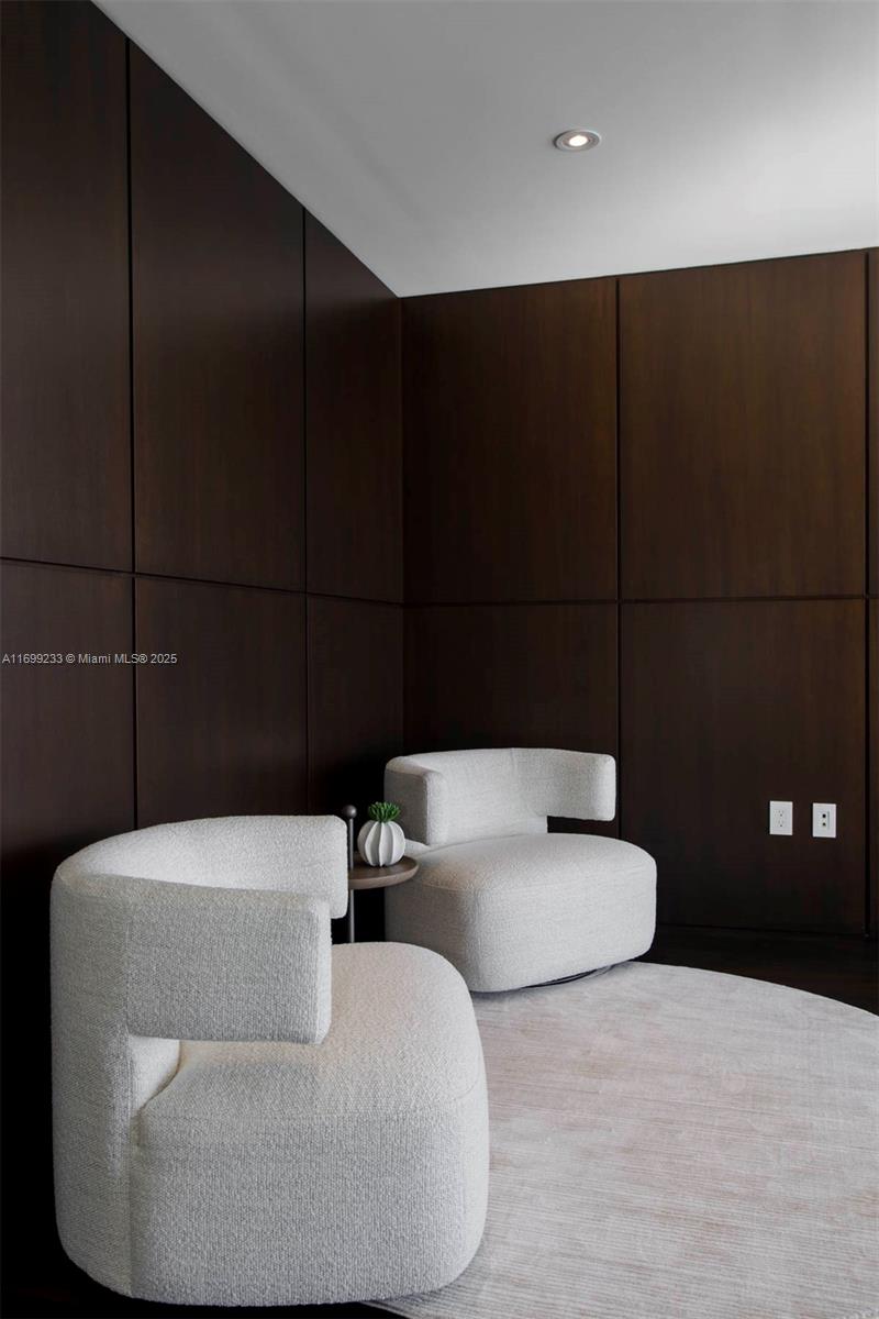 FOUR SEASONS RESIDENCES - Residential