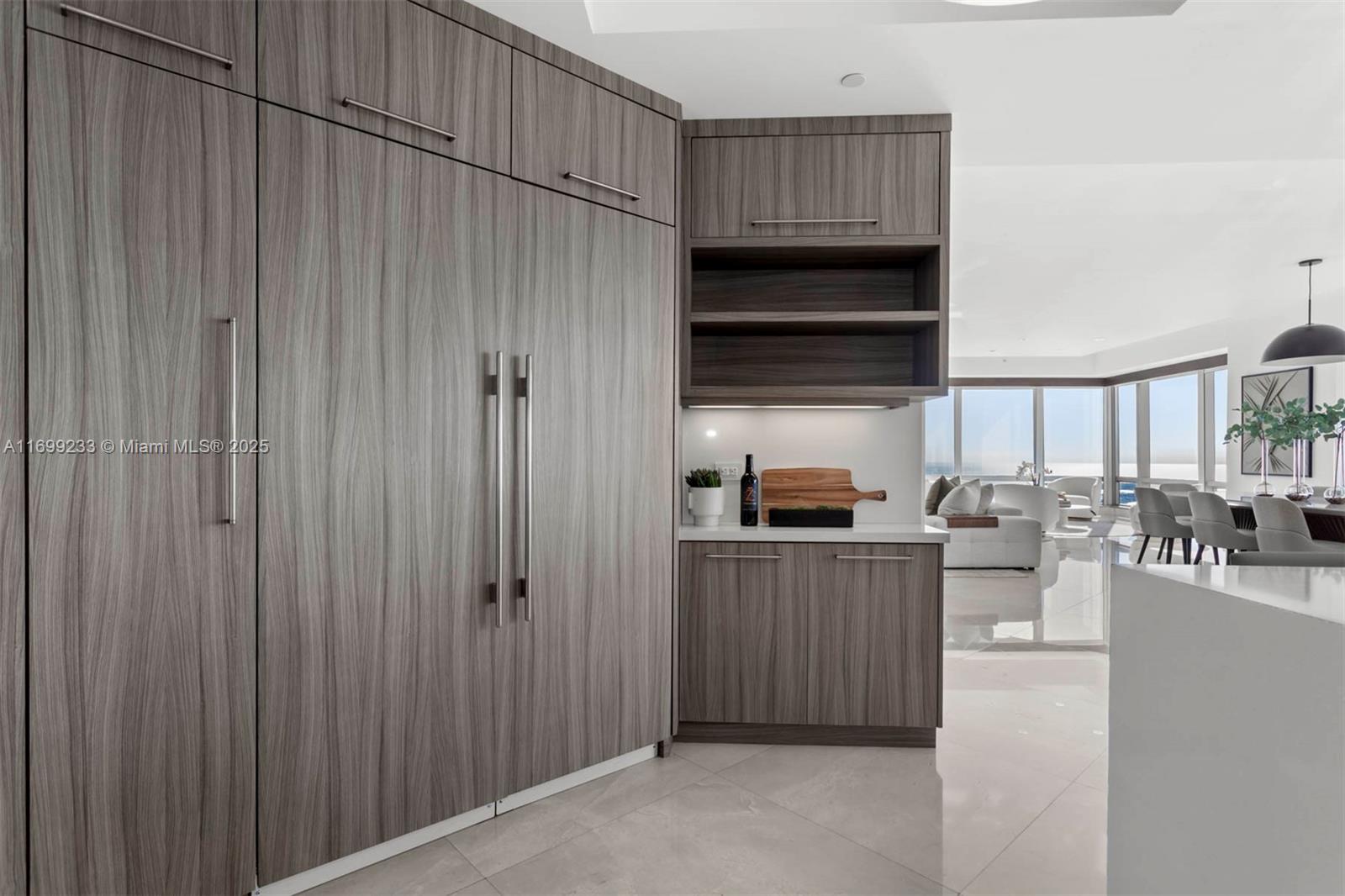 FOUR SEASONS RESIDENCES - Residential