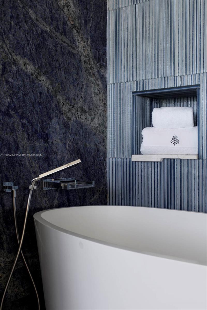 FOUR SEASONS RESIDENCES - Residential