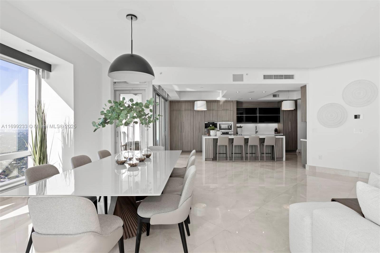 FOUR SEASONS RESIDENCES - Residential